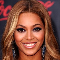 Beyonce met bruine ogen en geblondeerd haar