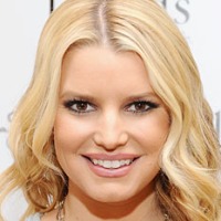 Jessica Simpson met bruine ogen en geblondeerd haar