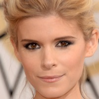 Kate Mara met bruine ogen en blond haar