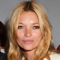 Kate Moss met bruine ogen en goudblond haar