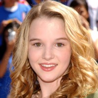 Kay Panabaker met bruin/groene ogen en blond haar