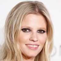 Lara Stone met bruine ogen en asblond haar