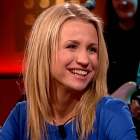 Dionne Stax: Nederlandse blonde nieuwslezer