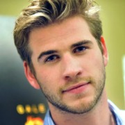 Liam Hemsworth met blond haar